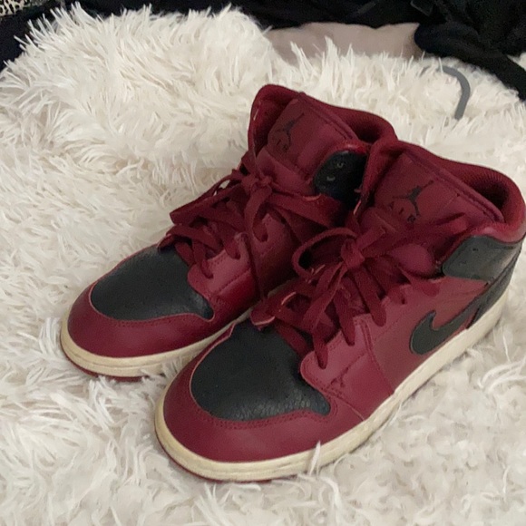 jordan 1s mids - Picture 1 of 1